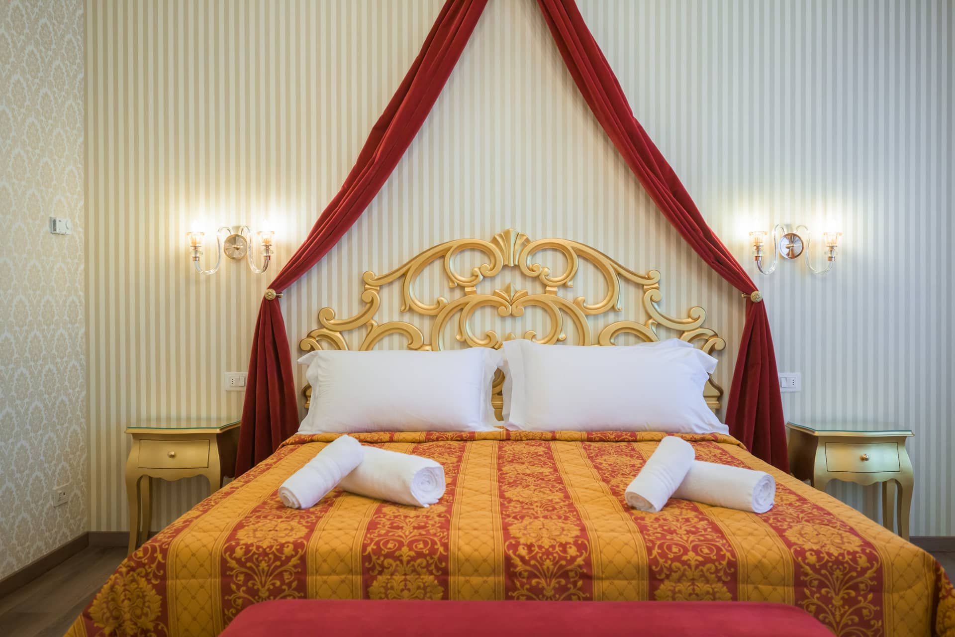 Royal Room Regina Del Garda Suite 01